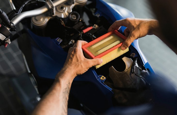 El servicio del filtro del aire de BMW Motorrad.